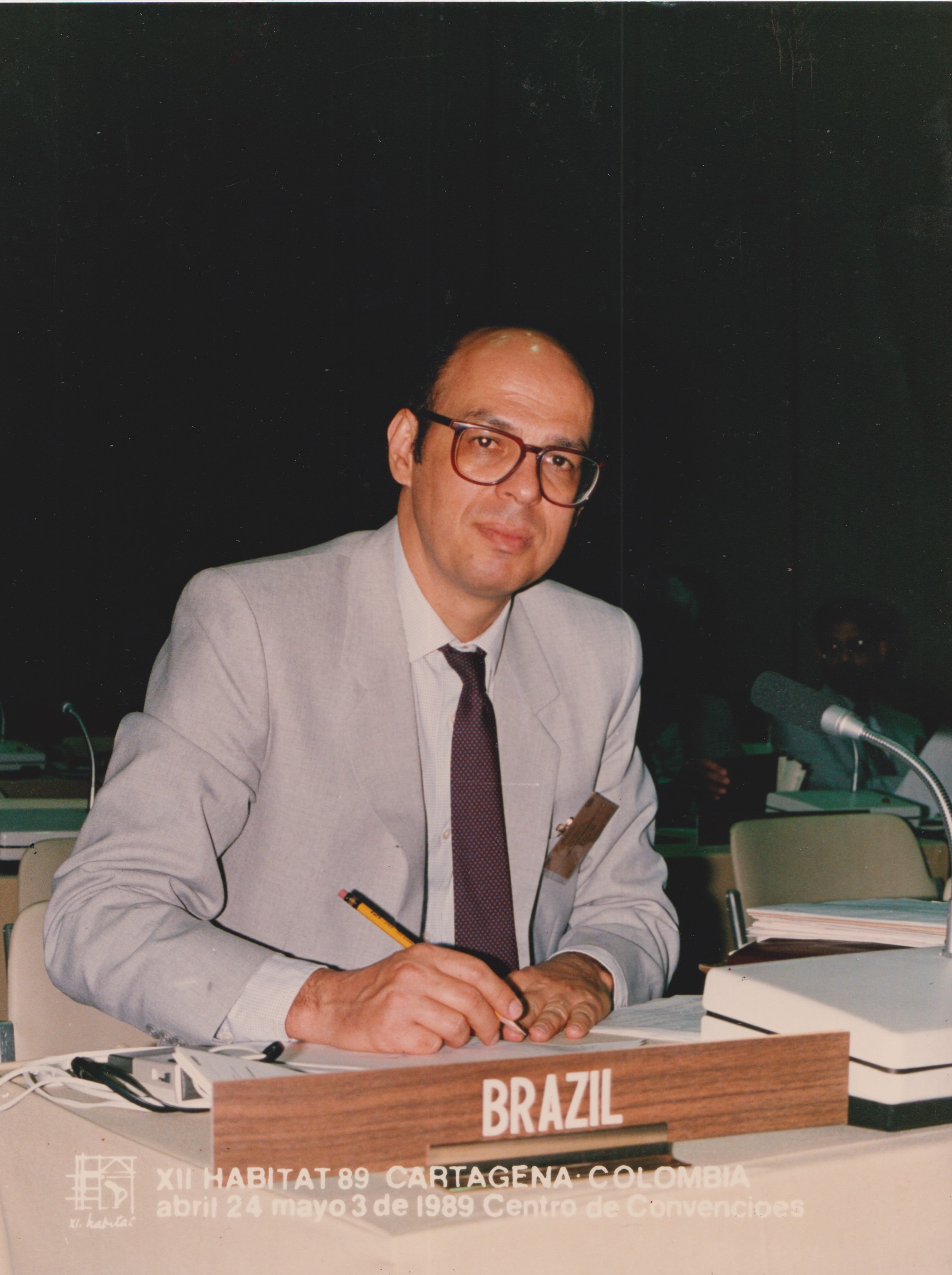 Retrato do diplomata Marcus Vinicius de Sousa, à época encarregado de negócios na Colômbia, representando o Brasil em evento na cidade de Cartagena das Índias.
